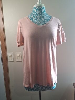 Time and Tru Light Pink V-Neck Short Sleeve Tee